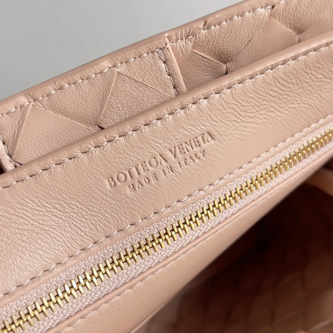 The 2023 new Andiamo batch of 1860 BV has been shipped‼ ️Really popular🔥The new Andiamo woven handbag launched by Bottega Veneta this season is really popular all over the world! ! Celebrities at home and abroad have worn it, and Oscar-winning actress Michelle Yeoh has taken it out on the street. Song Jia, Trai Yara, Yu Feihong, Sanji Ayaka, Rosie Hunting-Whiteley, Yoshioka Riho, etc. have all picked up this bag. It is classic and versatile, showing off its temperament, and the bag capacity is also large, which is very convenient for daily commuting! ! A variety of carrying methods, the shoulder straps can be adjusted by yourself, the original lambskin feels soft and delicate, and the neutral style is made to break gender boundaries and bring a more practical and longer-lasting use experience. Andiamo, which has both elegant and casual styles, perfectly interprets the true appearance of "fashionable old money style". Style number: 743568 Size: 25*22*10.5cm